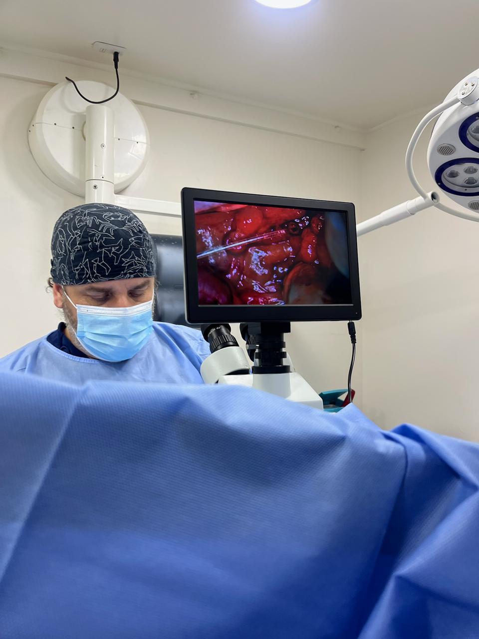 Veterinario de Arka Vet ajustando equipo quirúrgico con instrumental estéril
